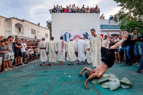 15 octobre 2014 : Saïd Aïdi, tête de liste de Nidaa Tounes pour les législatives dans la circonscription de Tunis 2, en campagne dans la quartier populaire de Sidi Daoud dans la banlieue nord de Tunis. Au milieu de la rue Nidaa Tounes a organisé une grande festivité populaire avec les chants de Souleymia et les danses de transe, suivi d'un grand couscous offert au militant du parti.
