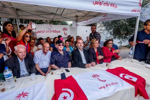 15 octobre 2014 : Saïd Aïdi, tête de liste de Nidaa Tounes pour les législatives dans la circonscription de Tunis 2, en campagne dans la quartier populaire de Sidi Daoud dans la banlieue nord de Tunis. Au milieu de la rue Nidaa Tounes a organisé une grande festivité populaire avec les chants de Souleymia et les danses de transe, suivi d'un grand couscous offert au militant du parti.