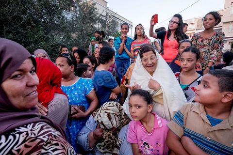 15 octobre 2014 : Saïd Aïdi, tête de liste de Nidaa Tounes pour les législatives dans la circonscription de Tunis 2, en campagne dans la quartier populaire de Sidi Daoud dans la banlieue nord de Tunis. Au milieu de la rue Nidaa Tounes a organisé une grande festivité populaire avec les chants de Souleymia et les danses de transe, suivi d'un grand couscous offert au militant du parti.