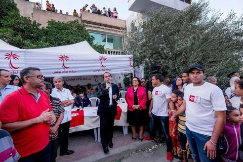 15 octobre 2014 : Saïd Aïdi, tête de liste de Nidaa Tounes pour les législatives dans la circonscription de Tunis 2, en campagne dans la quartier populaire de Sidi Daoud dans la banlieue nord de Tunis. Au milieu de la rue Nidaa Tounes a organisé une grande festivité populaire avec les chants de Souleymia et les danses de transe, suivi d'un grand couscous offert au militant du parti.