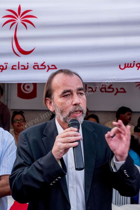 15 octobre 2014 : Saïd Aïdi, tête de liste de Nidaa Tounes pour les législatives dans la circonscription de Tunis 2, en campagne dans la quartier populaire de Sidi Daoud dans la banlieue nord de Tunis. Au milieu de la rue Nidaa Tounes a organisé une grande festivité populaire avec les chants de Souleymia et les danses de transe, suivi d'un grand couscous offert au militant du parti.