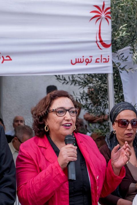 15 octobre 2014 : Bpchra Bel Hadj Hamida en campgne avec Saïd Aïdi, tête de liste de Nidaa Tounes pour les législatives dans la circonscription de Tunis 2, en campagne dans la quartier populaire de Sidi Daoud dans la banlieue nord de Tunis. Au milieu de la rue Nidaa Tounes a organisé une grande festivité populaire avec les chants de Souleymia et les danses de transe, suivi d'un grand couscous offert au militant du parti.