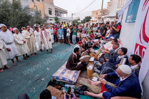 15 octobre 2014 : Saïd Aïdi, tête de liste de Nidaa Tounes pour les législatives dans la circonscription de Tunis 2, en campagne dans la quartier populaire de Sidi Daoud dans la banlieue nord de Tunis. Au milieu de la rue Nidaa Tounes a organisé une grande festivité populaire avec les chants de Souleymia et les danses de transe, suivi d'un grand couscous offert au militant du parti.