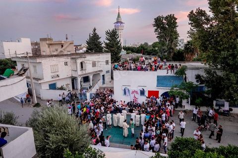 15 octobre 2014 : Saïd Aïdi, tête de liste de Nidaa Tounes pour les législatives dans la circonscription de Tunis 2, en campagne dans la quartier populaire de Sidi Daoud dans la banlieue nord de Tunis. Au milieu de la rue Nidaa Tounes a organisé une grande festivité populaire avec les chants de Souleymia et les danses de transe, suivi d'un grand couscous offert au militant du parti.
