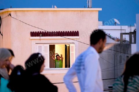 15 octobre 2014 : Saïd Aïdi, tête de liste de Nidaa Tounes pour les législatives dans la circonscription de Tunis 2, en campagne dans la quartier populaire de Sidi Daoud dans la banlieue nord de Tunis. Au milieu de la rue Nidaa Tounes a organisé une grande festivité populaire avec les chants de Souleymia et les danses de transe, suivi d'un grand couscous offert au militant du parti.