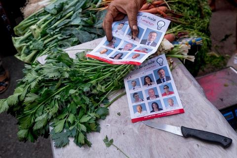 October 16, 2014: Samir Taieb, a member of the National Constituent Assembly (ANC) and the lead candidate on the Tunis 1 list for the Union for Tunisia (UPT) party in the legislative elections, campaigning at the Kabaria market. Kabaria is one of the most disadvantaged neighborhoods in the southern suburbs of Tunis; social tensions and grievances are widespread in these neighborhoods, where residents are often disillusioned with politics. Grassroots outreach has the merit of giving them hope and convincing them to go to the polls. 