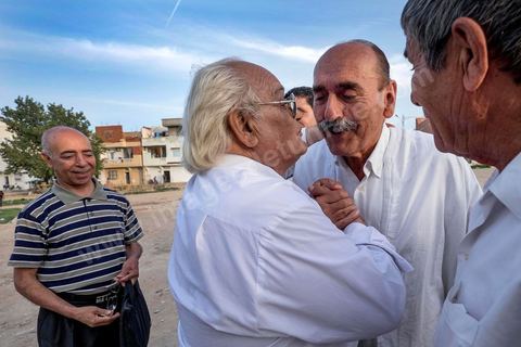 17 ocotbre 2014 : Abbes Mohsen, candidat pour les partis destouriens, Initiative et mouvement Destourien, sur Tunis 1 pour les élections législatives en campagne dans le quartier populaire de Jebel Jelloud, banlieue sud de Tunis. Ancien maire de Tunis sous Ben Ali, Abbes Mohsen fait comme un grand nombre de ministres de Ben Ali, un retour sur la scène politique, à peine 4 ans après la révolution. 