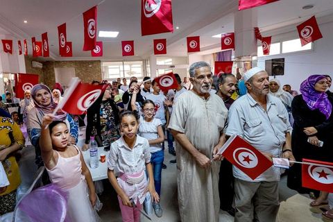 17 ocotbre 2014 : Abbes Mohsen, candidat pour les partis destouriens, Initiative et mouvement Destourien, sur Tunis 1 pour les élections législatives en campagne dans le quartier populaire de Jebel Jelloud, banlieue sud de Tunis. Ancien maire de Tunis sous Ben Ali, Abbes Mohsen fait comme un grand nombre de ministres de Ben Ali, un retour sur la scène politique, à peine 4 ans après la révolution. 