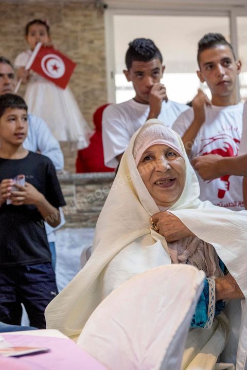17 ocotbre 2014 : Abbes Mohsen, candidat pour les partis destouriens, Initiative et mouvement Destourien, sur Tunis 1 pour les élections législatives en campagne dans le quartier populaire de Jebel Jelloud, banlieue sud de Tunis. Ancien maire de Tunis sous Ben Ali, Abbes Mohsen fait comme un grand nombre de ministres de Ben Ali, un retour sur la scène politique, à peine 4 ans après la révolution. 