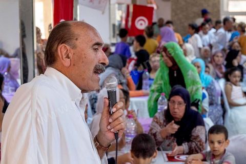 17 ocotbre 2014 : Abbes Mohsen, candidat pour les partis destouriens, Initiative et mouvement Destourien, sur Tunis 1 pour les élections législatives en campagne dans le quartier populaire de Jebel Jelloud, banlieue sud de Tunis. Ancien maire de Tunis sous Ben Ali, Abbes Mohsen fait comme un grand nombre de ministres de Ben Ali, un retour sur la scène politique, à peine 4 ans après la révolution. 