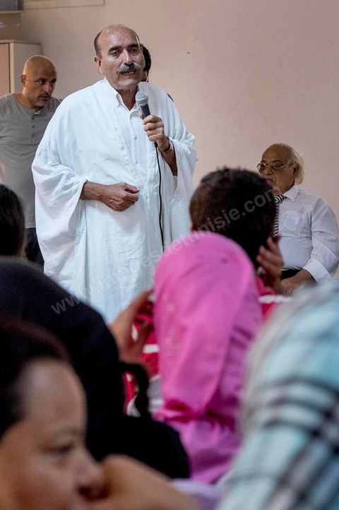 17 ocotbre 2014 : Abbes Mohsen, candidat pour les partis destouriens, Initiative et mouvement Destourien, sur Tunis 1 pour les élections législatives en campagne dans le quartier populaire de Jebel Jelloud, banlieue sud de Tunis. Ancien maire de Tunis sous Ben Ali, Abbes Mohsen fait comme un grand nombre de ministres de Ben Ali, un retour sur la scène politique, à peine 4 ans après la révolution. 