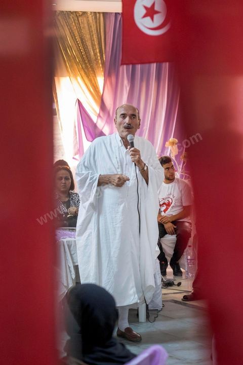 17 ocotbre 2014 : Abbes Mohsen, candidat pour les partis destouriens, Initiative et mouvement Destourien, sur Tunis 1 pour les élections législatives en campagne dans le quartier populaire de Jebel Jelloud, banlieue sud de Tunis. Ancien maire de Tunis sous Ben Ali, Abbes Mohsen fait comme un grand nombre de ministres de Ben Ali, un retour sur la scène politique, à peine 4 ans après la révolution. 