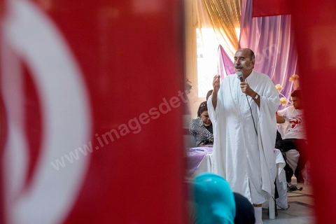 17 ocotbre 2014 : Abbes Mohsen, candidat pour les partis destouriens, Initiative et mouvement Destourien, sur Tunis 1 pour les élections législatives en campagne dans le quartier populaire de Jebel Jelloud, banlieue sud de Tunis. Ancien maire de Tunis sous Ben Ali, Abbes Mohsen fait comme un grand nombre de ministres de Ben Ali, un retour sur la scène politique, à peine 4 ans après la révolution. 