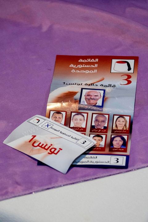 17 ocotbre 2014 : Abbes Mohsen, candidat pour les partis destouriens, Initiative et mouvement Destourien, sur Tunis 1 pour les élections législatives en campagne dans le quartier populaire de Jebel Jelloud, banlieue sud de Tunis. Ancien maire de Tunis sous Ben Ali, Abbes Mohsen fait comme un grand nombre de ministres de Ben Ali, un retour sur la scène politique, à peine 4 ans après la révolution. 