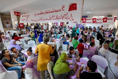 17 ocotbre 2014 : Abbes Mohsen, candidat pour les partis destouriens, Initiative et mouvement Destourien, sur Tunis 1 pour les élections législatives en campagne dans le quartier populaire de Jebel Jelloud, banlieue sud de Tunis. Ancien maire de Tunis sous Ben Ali, Abbes Mohsen fait comme un grand nombre de ministres de Ben Ali, un retour sur la scène politique, à peine 4 ans après la révolution. 