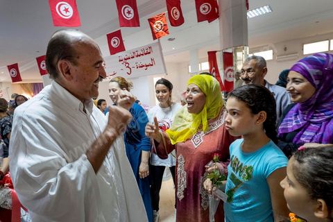 17 ocotbre 2014 : Abbes Mohsen, candidat pour les partis destouriens, Initiative et mouvement Destourien, sur Tunis 1 pour les élections législatives en campagne dans le quartier populaire de Jebel Jelloud, banlieue sud de Tunis. Ancien maire de Tunis sous Ben Ali, Abbes Mohsen fait comme un grand nombre de ministres de Ben Ali, un retour sur la scène politique, à peine 4 ans après la révolution. 