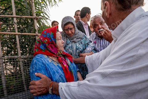 17 ocotbre 2014 : Abbes Mohsen, candidat pour les partis destouriens, Initiative et mouvement Destourien, sur Tunis 1 pour les élections législatives en campagne dans le quartier populaire de Jebel Jelloud, banlieue sud de Tunis. Ancien maire de Tunis sous Ben Ali, Abbes Mohsen fait comme un grand nombre de ministres de Ben Ali, un retour sur la scène politique, à peine 4 ans après la révolution. 