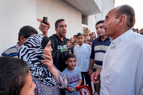 17 ocotbre 2014 : Abbes Mohsen, candidat pour les partis destouriens, Initiative et mouvement Destourien, sur Tunis 1 pour les élections législatives en campagne dans le quartier populaire de Jebel Jelloud, banlieue sud de Tunis. Ancien maire de Tunis sous Ben Ali, Abbes Mohsen fait comme un grand nombre de ministres de Ben Ali, un retour sur la scène politique, à peine 4 ans après la révolution. 