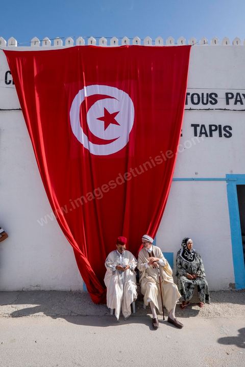 18 octobre 2014 : Meeting Nidaa Tounes à Kairouan, plus de 2000 particiapnts venus prendre place près de la Grande Mosquée, au même endroit où Ansar El Charia avait organisé son 1er congrès en 2012, pour écouter le discours de Béji Caïd Essebsi, président du parti et candidat aux présidentielles de Novembre 2014. Campagne électorale pour els éléectiosn législatives du 26 octobre 2014.
