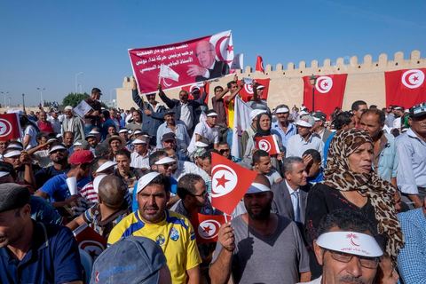 18 octobre 2014 : Meeting Nidaa Tounes à Kairouan, plus de 2000 particiapnts venus prendre place près de la Grande Mosquée, au même endroit où Ansar El Charia avait organisé son 1er congrès en 2012, pour écouter le discours de Béji Caïd Essebsi, président du parti et candidat aux présidentielles de Novembre 2014. Campagne électorale pour els éléectiosn législatives du 26 octobre 2014.