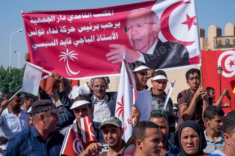18 octobre 2014 : Meeting Nidaa Tounes à Kairouan, plus de 2000 particiapnts venus prendre place près de la Grande Mosquée, au même endroit où Ansar El Charia avait organisé son 1er congrès en 2012, pour écouter le discours de Béji Caïd Essebsi, président du parti et candidat aux présidentielles de Novembre 2014. Campagne électorale pour els éléectiosn législatives du 26 octobre 2014.