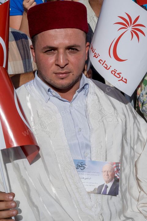 18 octobre 2014 : Meeting Nidaa Tounes à Kairouan, plus de 2000 particiapnts venus prendre place près de la Grande Mosquée, au même endroit où Ansar El Charia avait organisé son 1er congrès en 2012, pour écouter le discours de Béji Caïd Essebsi, président du parti et candidat aux présidentielles de Novembre 2014. Campagne électorale pour els éléectiosn législatives du 26 octobre 2014.