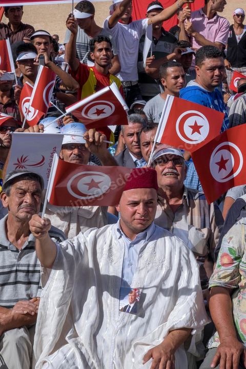 18 octobre 2014 : Meeting Nidaa Tounes à Kairouan, plus de 2000 particiapnts venus prendre place près de la Grande Mosquée, au même endroit où Ansar El Charia avait organisé son 1er congrès en 2012, pour écouter le discours de Béji Caïd Essebsi, président du parti et candidat aux présidentielles de Novembre 2014. Campagne électorale pour els éléectiosn législatives du 26 octobre 2014.