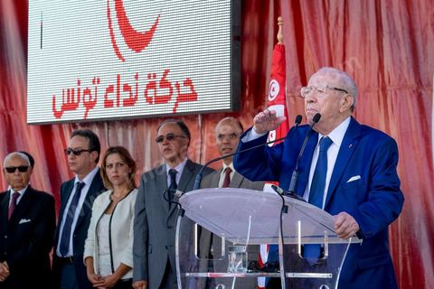 18 octobre 2014 : Meeting Nidaa Tounes à Kairouan, plus de 2000 particiapnts venus prendre place près de la Grande Mosquée, au même endroit où Ansar El Charia avait organisé son 1er congrès en 2012, pour écouter le discours de Béji Caïd Essebsi, président du parti et candidat aux présidentielles de Novembre 2014. Campagne électorale pour els éléectiosn législatives du 26 octobre 2014.