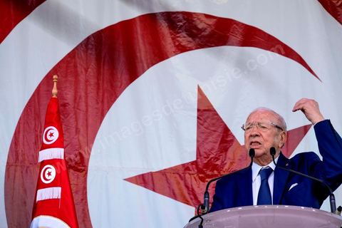 18 octobre 2014 : Meeting Nidaa Tounes à Kairouan, plus de 2000 particiapnts venus prendre place près de la Grande Mosquée, au même endroit où Ansar El Charia avait organisé son 1er congrès en 2012, pour écouter le discours de Béji Caïd Essebsi, président du parti et candidat aux présidentielles de Novembre 2014. Campagne électorale pour els éléectiosn législatives du 26 octobre 2014.