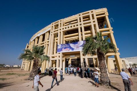 18 octobre 2014 : dans le théâtre de Sidi Mansour, ville dans la banlieue nord de Sfax, deuxième ville du pays, plus de 10 000 partiisans d'Ennahdha se sont rassemblés pour un grand meeting du parti islamiste. Sous un soleil de plomb, Rached Ghannouchi, président du parti, orchestre un meeting electoral avec présentations des deux listes Ennahdha (Sfax1 et 2), discours des candidats et discours final de Ghannouchi.