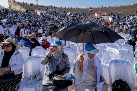 18 octobre 2014 : dans le théâtre de Sidi Mansour, ville dans la banlieue nord de Sfax, deuxième ville du pays, plus de 10 000 partiisans d'Ennahdha se sont rassemblés pour un grand meeting du parti islamiste. Sous un soleil de plomb, Rached Ghannouchi, président du parti, orchestre un meeting electoral avec présentations des deux listes Ennahdha (Sfax1 et 2), discours des candidats et discours final de Ghannouchi.