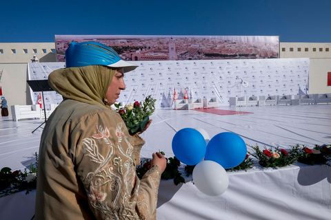 18 octobre 2014 : dans le théâtre de Sidi Mansour, ville dans la banlieue nord de Sfax, deuxième ville du pays, plus de 10 000 partiisans d'Ennahdha se sont rassemblés pour un grand meeting du parti islamiste. Sous un soleil de plomb, Rached Ghannouchi, président du parti, orchestre un meeting electoral avec présentations des deux listes Ennahdha (Sfax1 et 2), discours des candidats et discours final de Ghannouchi.
