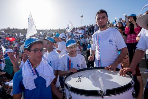 18 octobre 2014 : dans le théâtre de Sidi Mansour, ville dans la banlieue nord de Sfax, deuxième ville du pays, plus de 10 000 partiisans d'Ennahdha se sont rassemblés pour un grand meeting du parti islamiste. Sous un soleil de plomb, Rached Ghannouchi, président du parti, orchestre un meeting electoral avec présentations des deux listes Ennahdha (Sfax1 et 2), discours des candidats et discours final de Ghannouchi.