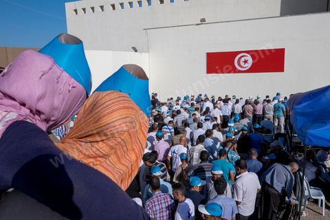 18 octobre 2014 : dans le théâtre de Sidi Mansour, ville dans la banlieue nord de Sfax, deuxième ville du pays, plus de 10 000 partiisans d'Ennahdha se sont rassemblés pour un grand meeting du parti islamiste. Sous un soleil de plomb, Rached Ghannouchi, président du parti, orchestre un meeting electoral avec présentations des deux listes Ennahdha (Sfax1 et 2), discours des candidats et discours final de Ghannouchi.