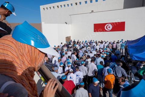 18 octobre 2014 : dans le théâtre de Sidi Mansour, ville dans la banlieue nord de Sfax, deuxième ville du pays, plus de 10 000 partiisans d'Ennahdha se sont rassemblés pour un grand meeting du parti islamiste. Sous un soleil de plomb, Rached Ghannouchi, président du parti, orchestre un meeting electoral avec présentations des deux listes Ennahdha (Sfax1 et 2), discours des candidats et discours final de Ghannouchi.