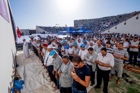 18 octobre 2014 : dans le théâtre de Sidi Mansour, ville dans la banlieue nord de Sfax, deuxième ville du pays, plus de 10 000 partiisans d'Ennahdha se sont rassemblés pour un grand meeting du parti islamiste. Sous un soleil de plomb, Rached Ghannouchi, président du parti, orchestre un meeting electoral avec présentations des deux listes Ennahdha (Sfax1 et 2), discours des candidats et discours final de Ghannouchi.