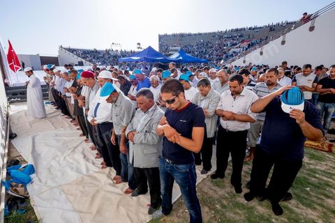 18 octobre 2014 : dans le théâtre de Sidi Mansour, ville dans la banlieue nord de Sfax, deuxième ville du pays, plus de 10 000 partiisans d'Ennahdha se sont rassemblés pour un grand meeting du parti islamiste. Sous un soleil de plomb, Rached Ghannouchi, président du parti, orchestre un meeting electoral avec présentations des deux listes Ennahdha (Sfax1 et 2), discours des candidats et discours final de Ghannouchi.