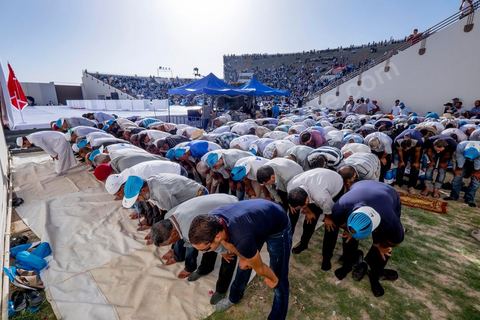 18 octobre 2014 : dans le théâtre de Sidi Mansour, ville dans la banlieue nord de Sfax, deuxième ville du pays, plus de 10 000 partiisans d'Ennahdha se sont rassemblés pour un grand meeting du parti islamiste. Sous un soleil de plomb, Rached Ghannouchi, président du parti, orchestre un meeting electoral avec présentations des deux listes Ennahdha (Sfax1 et 2), discours des candidats et discours final de Ghannouchi.