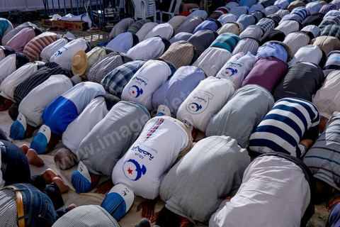 18 octobre 2014 : dans le théâtre de Sidi Mansour, ville dans la banlieue nord de Sfax, deuxième ville du pays, plus de 10 000 partiisans d'Ennahdha se sont rassemblés pour un grand meeting du parti islamiste. Sous un soleil de plomb, Rached Ghannouchi, président du parti, orchestre un meeting electoral avec présentations des deux listes Ennahdha (Sfax1 et 2), discours des candidats et discours final de Ghannouchi.