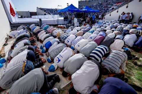 18 octobre 2014 : dans le théâtre de Sidi Mansour, ville dans la banlieue nord de Sfax, deuxième ville du pays, plus de 10 000 partiisans d'Ennahdha se sont rassemblés pour un grand meeting du parti islamiste. Sous un soleil de plomb, Rached Ghannouchi, président du parti, orchestre un meeting electoral avec présentations des deux listes Ennahdha (Sfax1 et 2), discours des candidats et discours final de Ghannouchi.