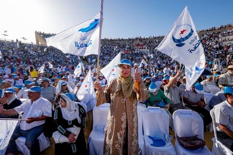 18 octobre 2014 : dans le théâtre de Sidi Mansour, ville dans la banlieue nord de Sfax, deuxième ville du pays, plus de 10 000 partiisans d'Ennahdha se sont rassemblés pour un grand meeting du parti islamiste. Sous un soleil de plomb, Rached Ghannouchi, président du parti, orchestre un meeting electoral avec présentations des deux listes Ennahdha (Sfax1 et 2), discours des candidats et discours final de Ghannouchi.