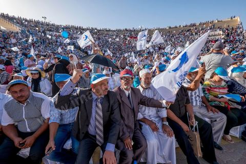 18 octobre 2014 : dans le théâtre de Sidi Mansour, ville dans la banlieue nord de Sfax, deuxième ville du pays, plus de 10 000 partiisans d'Ennahdha se sont rassemblés pour un grand meeting du parti islamiste. Sous un soleil de plomb, Rached Ghannouchi, président du parti, orchestre un meeting electoral avec présentations des deux listes Ennahdha (Sfax1 et 2), discours des candidats et discours final de Ghannouchi.