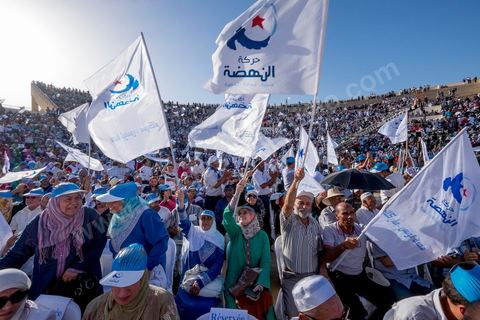 18 octobre 2014 : dans le théâtre de Sidi Mansour, ville dans la banlieue nord de Sfax, deuxième ville du pays, plus de 10 000 partiisans d'Ennahdha se sont rassemblés pour un grand meeting du parti islamiste. Sous un soleil de plomb, Rached Ghannouchi, président du parti, orchestre un meeting electoral avec présentations des deux listes Ennahdha (Sfax1 et 2), discours des candidats et discours final de Ghannouchi.