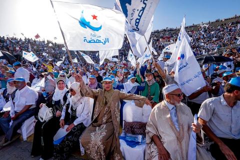 18 octobre 2014 : dans le théâtre de Sidi Mansour, ville dans la banlieue nord de Sfax, deuxième ville du pays, plus de 10 000 partiisans d'Ennahdha se sont rassemblés pour un grand meeting du parti islamiste. Sous un soleil de plomb, Rached Ghannouchi, président du parti, orchestre un meeting electoral avec présentations des deux listes Ennahdha (Sfax1 et 2), discours des candidats et discours final de Ghannouchi.