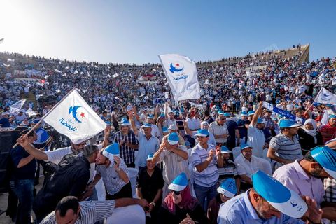 18 octobre 2014 : dans le théâtre de Sidi Mansour, ville dans la banlieue nord de Sfax, deuxième ville du pays, plus de 10 000 partiisans d'Ennahdha se sont rassemblés pour un grand meeting du parti islamiste. Sous un soleil de plomb, Rached Ghannouchi, président du parti, orchestre un meeting electoral avec présentations des deux listes Ennahdha (Sfax1 et 2), discours des candidats et discours final de Ghannouchi.