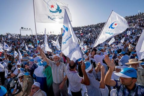 18 octobre 2014 : dans le théâtre de Sidi Mansour, ville dans la banlieue nord de Sfax, deuxième ville du pays, plus de 10 000 partiisans d'Ennahdha se sont rassemblés pour un grand meeting du parti islamiste. Sous un soleil de plomb, Rached Ghannouchi, président du parti, orchestre un meeting electoral avec présentations des deux listes Ennahdha (Sfax1 et 2), discours des candidats et discours final de Ghannouchi.