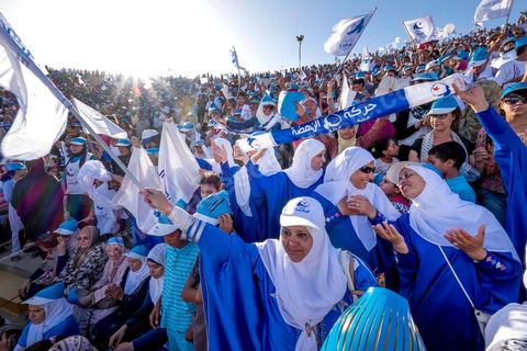 18 octobre 2014 : dans le théâtre de Sidi Mansour, ville dans la banlieue nord de Sfax, deuxième ville du pays, plus de 10 000 partiisans d'Ennahdha se sont rassemblés pour un grand meeting du parti islamiste. Sous un soleil de plomb, Rached Ghannouchi, président du parti, orchestre un meeting electoral avec présentations des deux listes Ennahdha (Sfax1 et 2), discours des candidats et discours final de Ghannouchi.