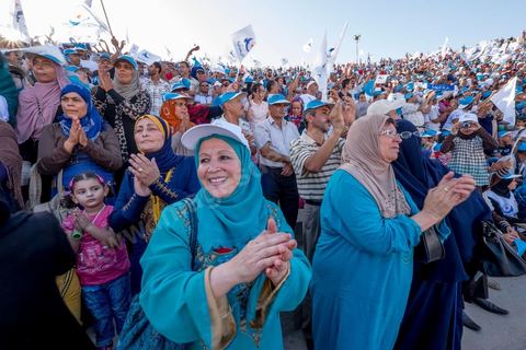 18 octobre 2014 : dans le théâtre de Sidi Mansour, ville dans la banlieue nord de Sfax, deuxième ville du pays, plus de 10 000 partiisans d'Ennahdha se sont rassemblés pour un grand meeting du parti islamiste. Sous un soleil de plomb, Rached Ghannouchi, président du parti, orchestre un meeting electoral avec présentations des deux listes Ennahdha (Sfax1 et 2), discours des candidats et discours final de Ghannouchi.
