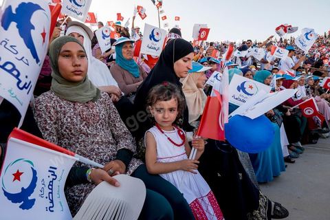 18 octobre 2014 : dans le théâtre de Sidi Mansour, ville dans la banlieue nord de Sfax, deuxième ville du pays, plus de 10 000 partiisans d'Ennahdha se sont rassemblés pour un grand meeting du parti islamiste. Sous un soleil de plomb, Rached Ghannouchi, président du parti, orchestre un meeting electoral avec présentations des deux listes Ennahdha (Sfax1 et 2), discours des candidats et discours final de Ghannouchi.