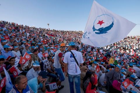 18 octobre 2014 : dans le théâtre de Sidi Mansour, ville dans la banlieue nord de Sfax, deuxième ville du pays, plus de 10 000 partiisans d'Ennahdha se sont rassemblés pour un grand meeting du parti islamiste. Sous un soleil de plomb, Rached Ghannouchi, président du parti, orchestre un meeting electoral avec présentations des deux listes Ennahdha (Sfax1 et 2), discours des candidats et discours final de Ghannouchi.